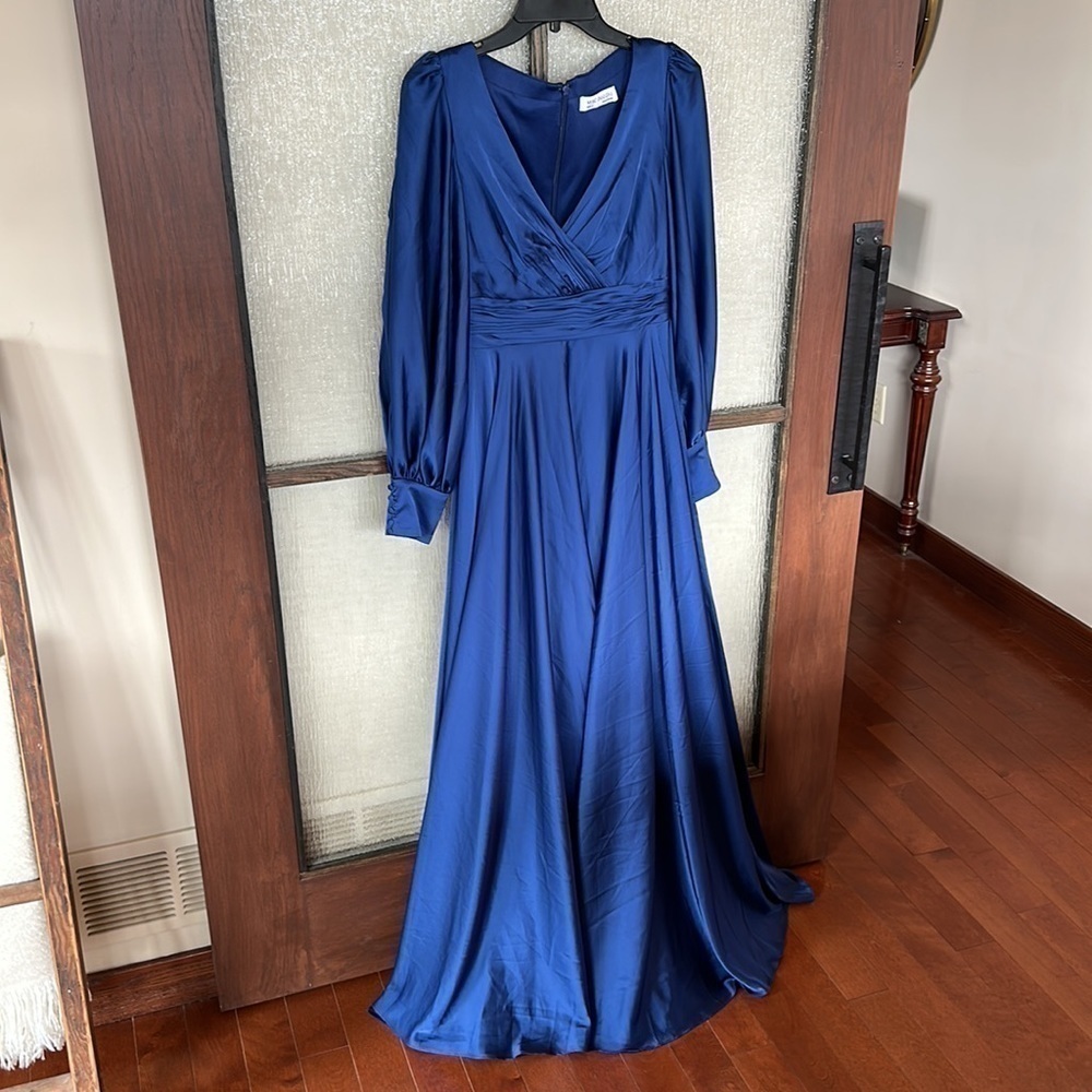 Mac Duggal Long Split Bishop Sleeve Surplice V-Neck A-Line Gown in Blue size 6 - Picture 7 of 13